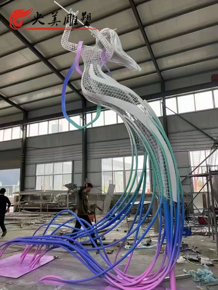 不銹鋼抽象人物雕塑，吹笛子的網(wǎng)格美女圖片