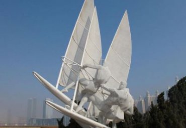 公園戶外擺放不銹鋼網(wǎng)格帆船運動人物雕塑