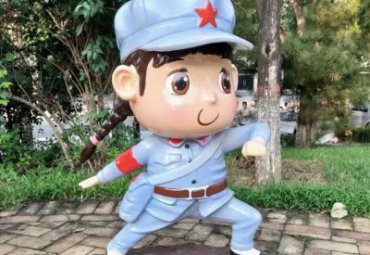 園林戶(hù)外玻璃鋼卡通小八路軍人物雕塑